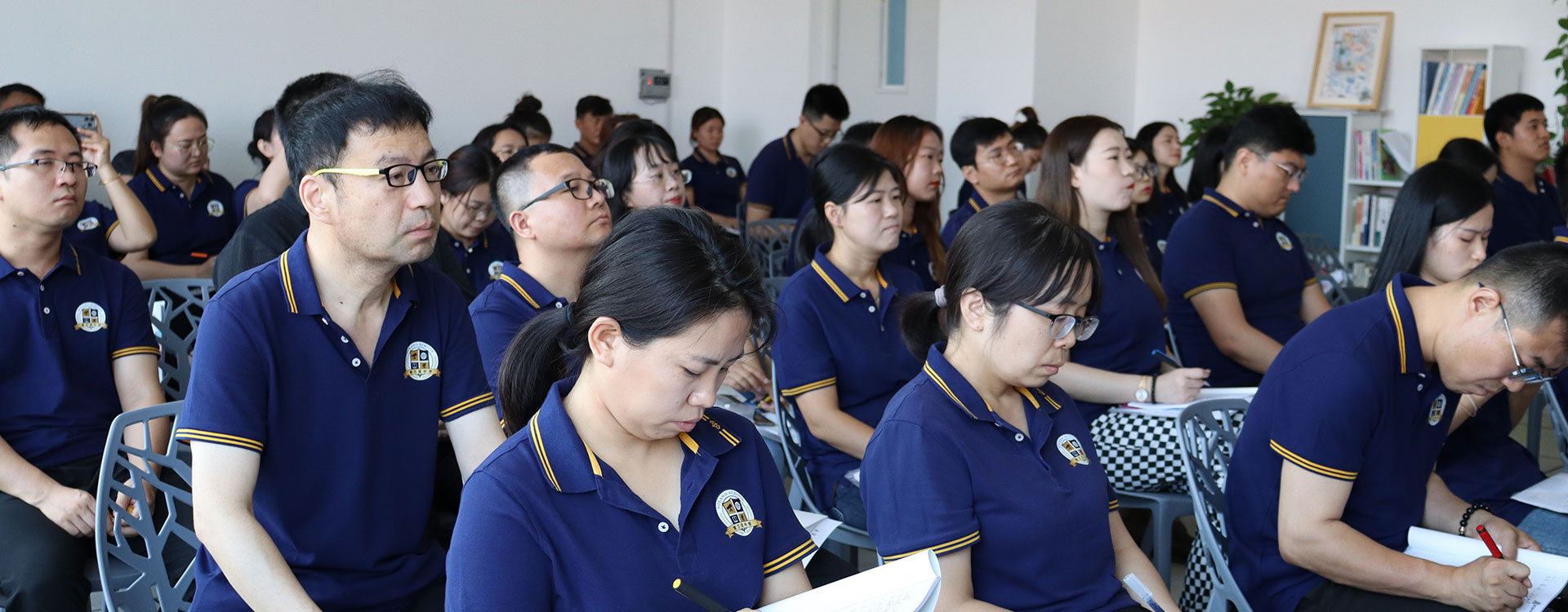 玩操女人大逼流水!